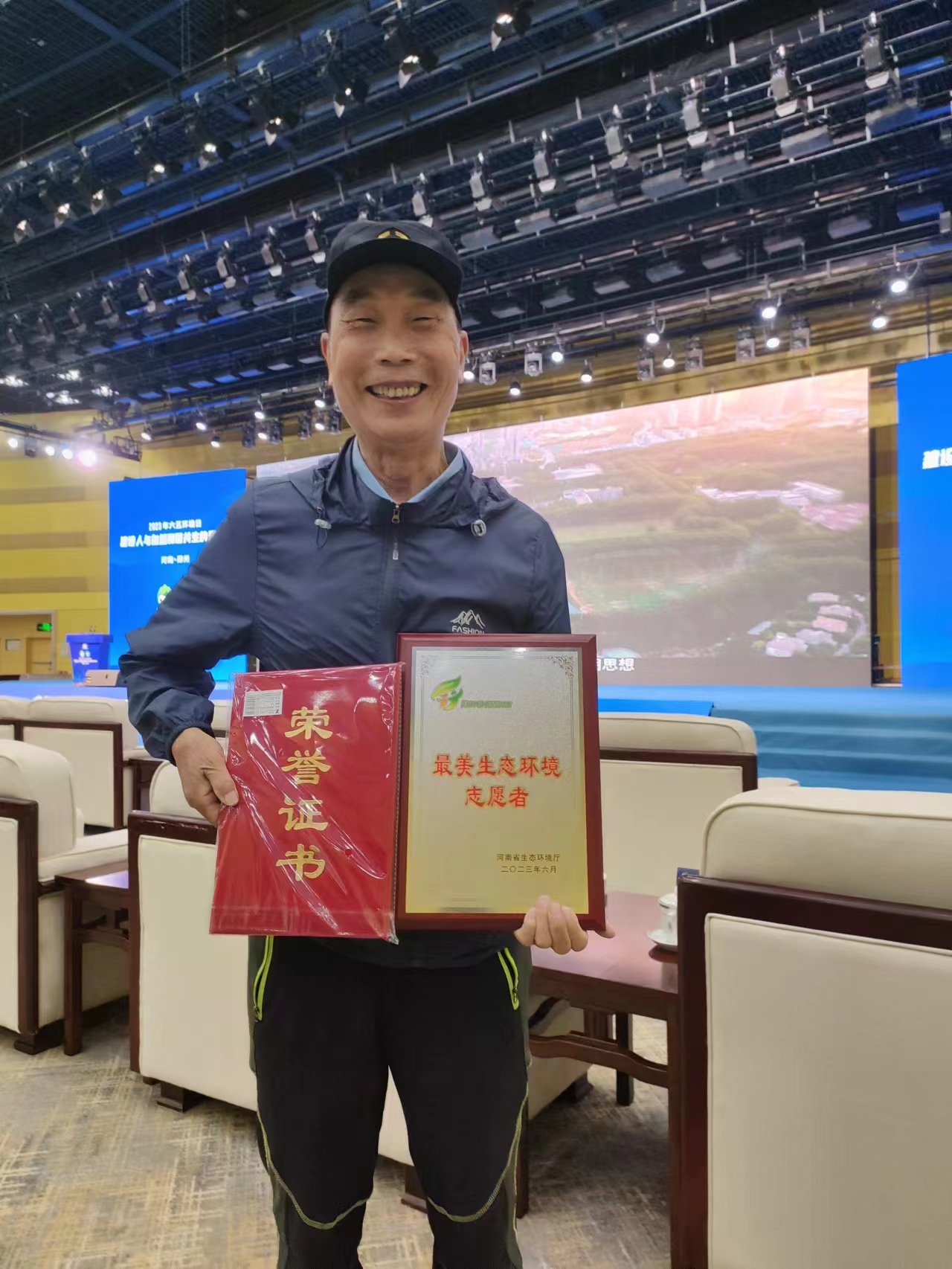 喜報(bào)！新鄉(xiāng)環(huán)保志愿者張鄭州獲省“2023最美生態(tài)環(huán)境志愿者”稱(chēng)號(hào)